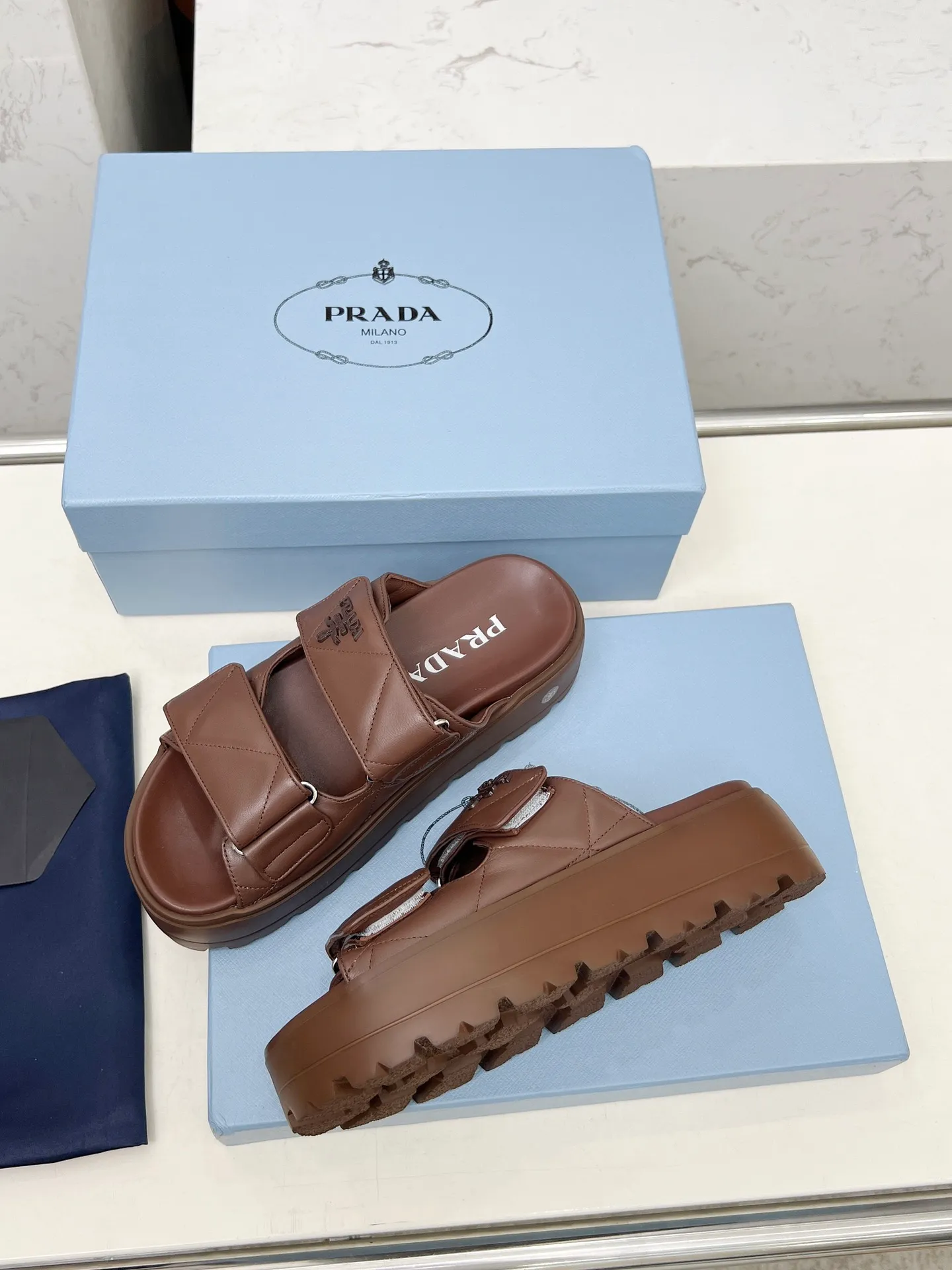 👟👟Ex-factory price 500👟👟 🌸Prada 2025 spring and summer new slippers 💫Velcro sandals The latest catwalk model, classic upgrades, comfort and fashionability coexist. Every color combination looks good, and the design matches different style needs ✅Upper: original customized cowhide ✅Inner lining: original customized sheepskin lining, cowhide feet ✅Outsole: Original molded anti-slip outsole ✅Number of codes: 35-40 (41 customized, non-refundable and non-exchangeable)